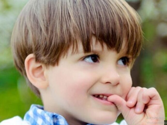 Dırnaq yeyən, barmaq soran uşaqlar — Uşaqlıq vərdişi, yoxsa problem göstəricisi?